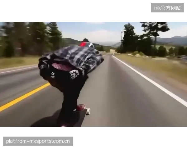 BMX小轮车选手飞跃障碍近乎失重，挑战极限运动的新高度